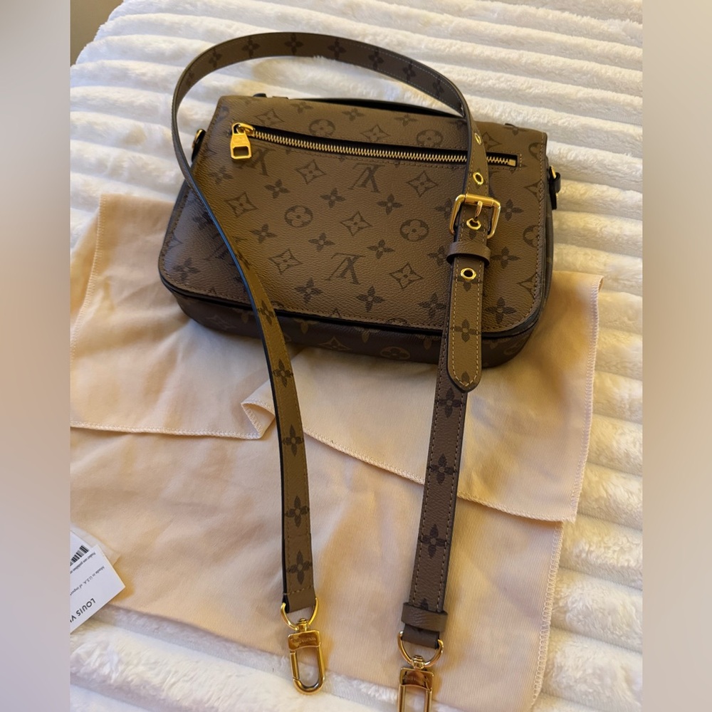 Louis Vuitton Pochette Métis Bag - Picture 9 of 16